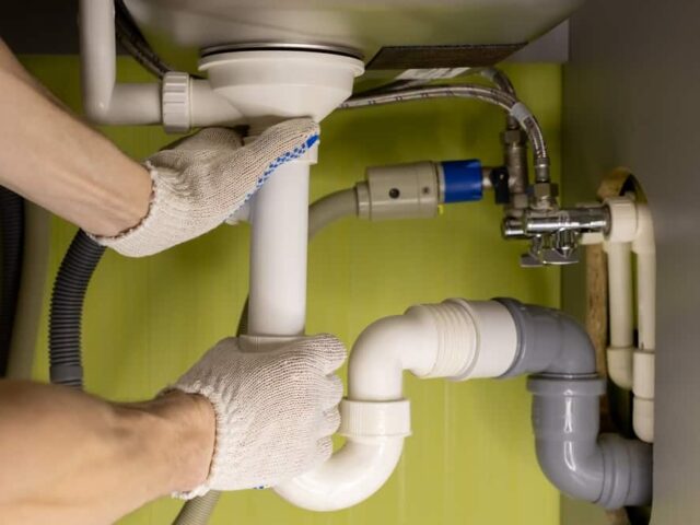 https://happyhvacsolutions.com/wp-content/uploads/2024/09/sink-pipe-leak-640x480.jpg